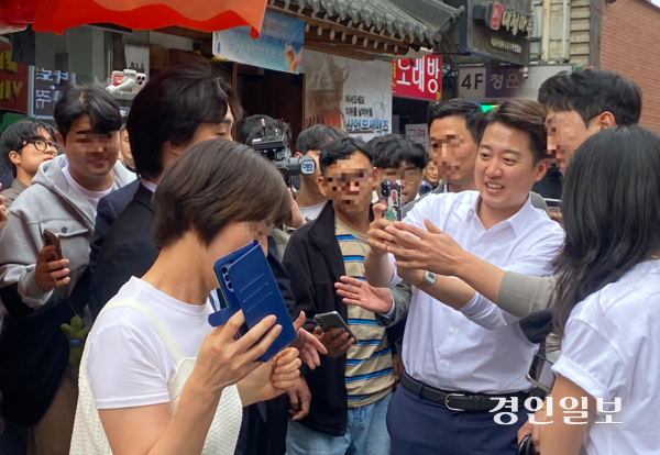 이준석 개현식당 대통령 후보가 24일 오후 3시께 수원역 로데오거리에서 지지자들과 사진을 찍고 있다. 2025.5.24 /강기정기자 kanggj@kyeongin.com