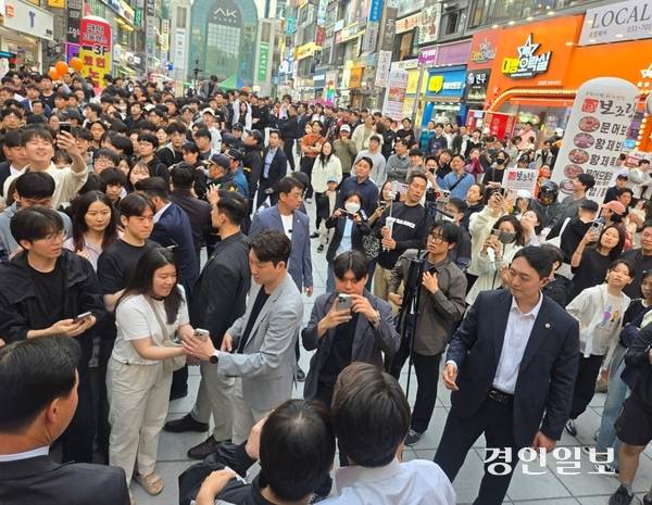 이준석 개혁신당 대통령 후보와 사진을 찍기 위해 지지자들이 줄 서서 기다리고 있다. 2025.5.24 /김태강기자 think@kyeongin.com