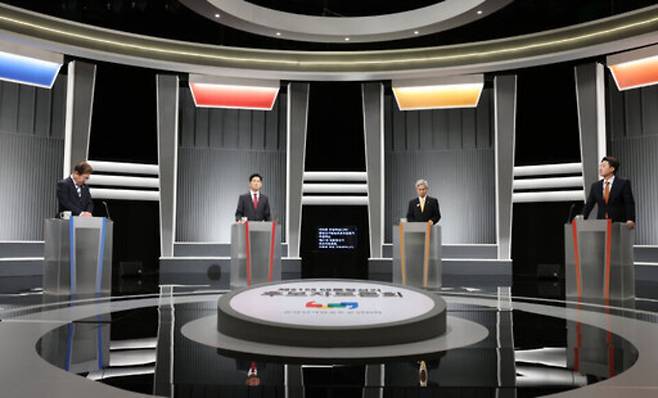 ▲ 대선 2차 후보자 토론회를 앞두고 더불어민주당 이재명·국민의힘 김문수·민주노동당 권영국·개혁신당 이준석 대선 후보가 지난 23일 서울 영등포구 여의도 KBS 스튜디오에서 열린 제21대 대선 2차 후보자 토론회를 준비하고 있다. /연합뉴스