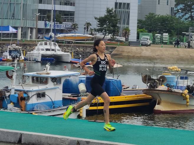 24일 경남 통영트라이애슬론광장에서 열린 제54회 전국소년체육대회 철인3종 여자 15세이하부 개인전 경기서 도연주(설악중)이 역주하고 있다. 사진=설악중학교