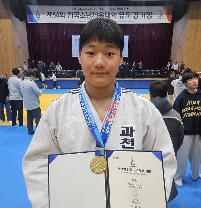 24일 경남 합천체육관에서 열린 제54회 전국소년체육대회 유도 남자 15세이하부 개인전 90㎏급서 우승한 문준서(과천중)가 기념사진을 찍고 있다. 사진=과천중학교