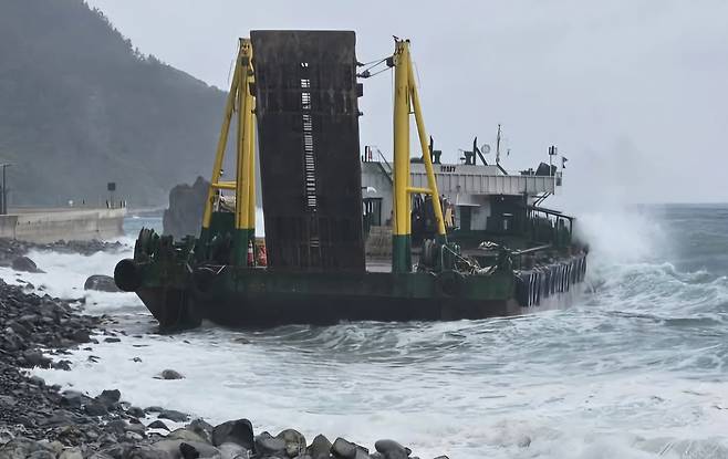 높은 파도로 끌어내는 데 애를 먹고 있는 것으로 알려졌다./독자 제공