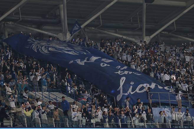 삼성라이온즈 팬들이 응원하는 모습. /삼성라이온즈 제공