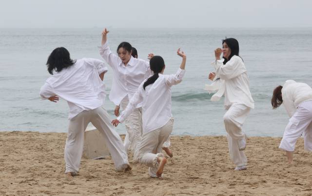 ‘현대무용단 자유’의 댄서들이 24일 오후 부산 해운대해수욕장 백사장에서 ‘자연과 함께하는 야외즉흥’을 주제로 공연을 하고 있다. 정종회 기자 jjh@