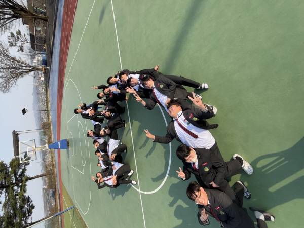 고등부 최우수상. 문창고등학교 '함께여서 5반이다'.