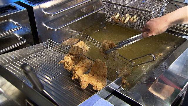 브라질산 닭고기 수입 중단에 이어 국내까지 조류인플루엔자(AI)가 발생하자 닭고기 수급에 차질이 예상되고 있다. 연합뉴스