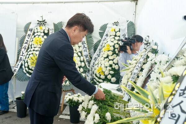분향소를 찾아 헌화하고 있는 오영훈 제주도지사.