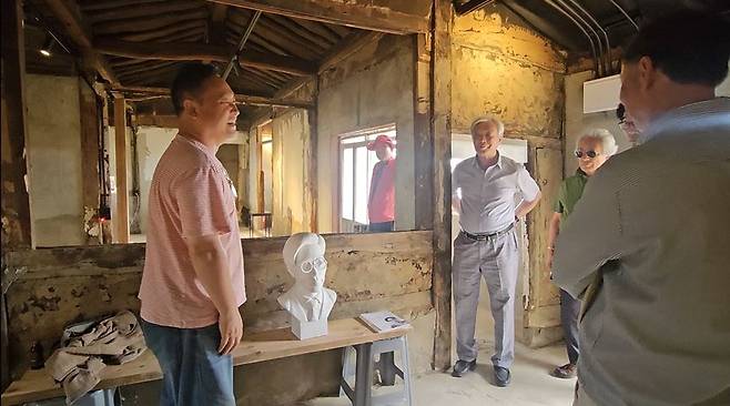 김복진 생가에서 오헨리 관장이 관람객들에게 작품을 설명하고 있다