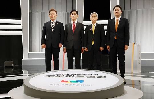 23일 서울 영등포구 KBS본관 스튜디오에서 열린 중앙선거방송토론위원회 주관 제21대 대통령선거 2차 후보자 토론회 시작에 앞서 각 정당 대선후보들이 기념촬영을 하고 있다. 왼쪽부터 이재명 더불어민주당, 김문수 국민의힘, 권영국 민주노동당, 이준석 개혁신당 대선후보. 사진=뉴시스