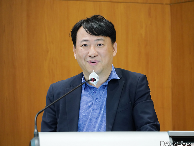 세 번째 세션으로 진행된 '게임 이용자 보호의 한계와 개선방안'의 발제자 전성민 교수.