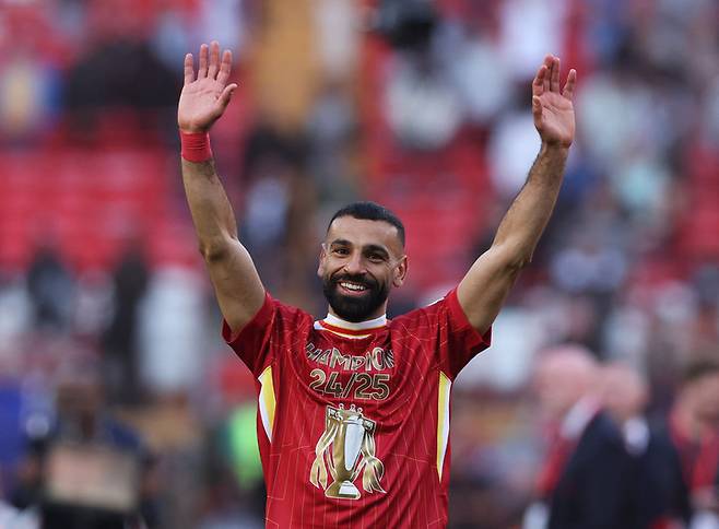 2025년 4월 27일, 영국 리버풀 안필드 스타디움, 리버풀의 모하메드 살라가 프리미어리그 우승 확정 후 기뻐하고 있다.