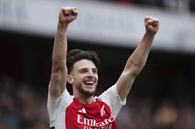 2025년 5월 3일(토), 영국 런던 에미레이트 스타디움에서 열린 프리미어리그 아스널과 본머스의 경기 중 아스널의 데클란 라이스가 선제골을 넣은 뒤 환호하고 있다.