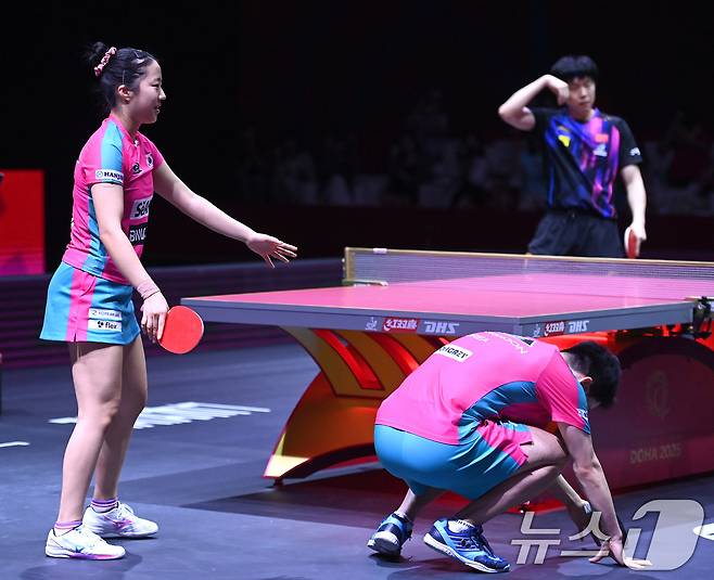 임종훈과 신유빈이 23일(현지시간) 카타르 도하 루사일 아레나에서 열린 2025 국제탁구연맹(ITTF) 세계선수권대회 혼합복식 4강 중국 쑨잉사, 왕추친과의 경기에서 실점 후 아쉬워하고 있다. 2025.5.23/뉴스1 ⓒ News1 사진공동취재단