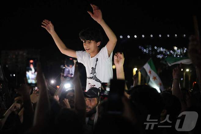 도널드 트럼프 미국 대통령이 13일(현지시간) 시리아에 대한 제재를 모두 해제하자 시리아 다마스쿠스의 오메이야드 광장에 시리아인들이 모여들어 기뻐하고 있다. 2025.05.13. ⓒ AFP=뉴스1 ⓒ News1 권영미 기자