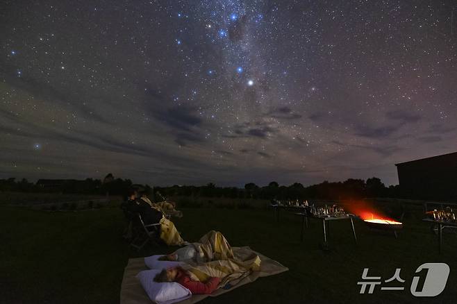 담요 위에 누워 올려다보는 별빛 밤하늘(Rachel Gillespie 제공)