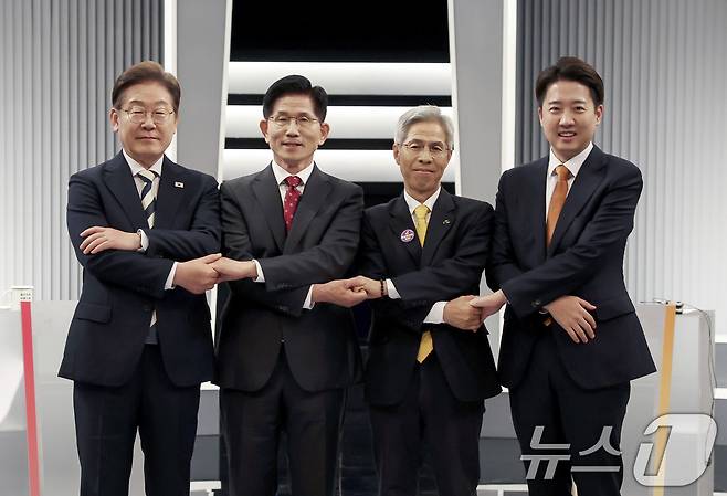 이재명 더불어민주당(왼쪽부터), 김문수 국민의힘, 권영국 민주노동당, 이준석 개혁신당 대통령 후보가 23일 서울 영등포구 KBS본관 스튜디오에서 중앙선거방송토론위원회 주관 제21대 대통령선거 2차 후보자 토론회 시작에 앞서 기념 촬영을 하고 있다. 2025.5.23/뉴스1 ⓒ News1 국회사진기자단