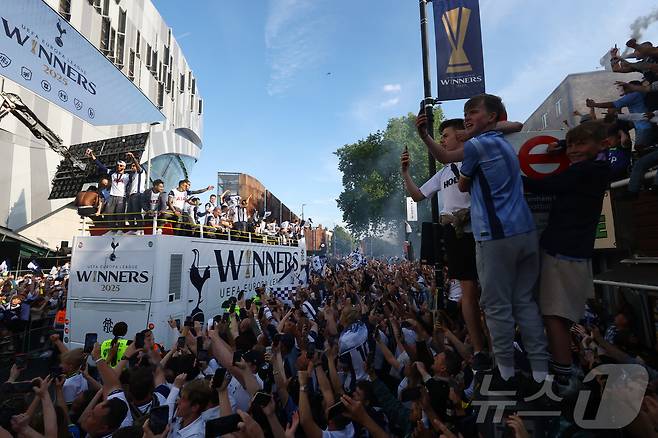 토트넘 선수단은 23일(현지시간) UEFA 유로파리그 우승 기념 버스 퍼레이드를 펼쳤다. ⓒ 로이터=뉴스1