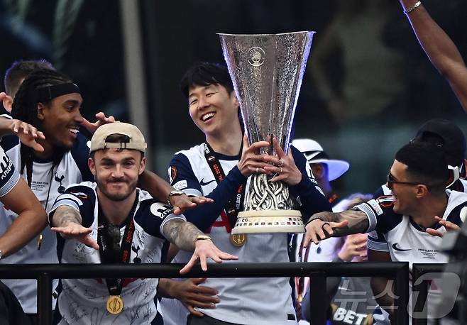 토트넘 선수단은 23일(현지시간) UEFA 유로파리그 우승 기념 버스 퍼레이드를 펼쳤다. 손흥민이 우승 트로피를 들고 있다. ⓒ 로이터=뉴스1