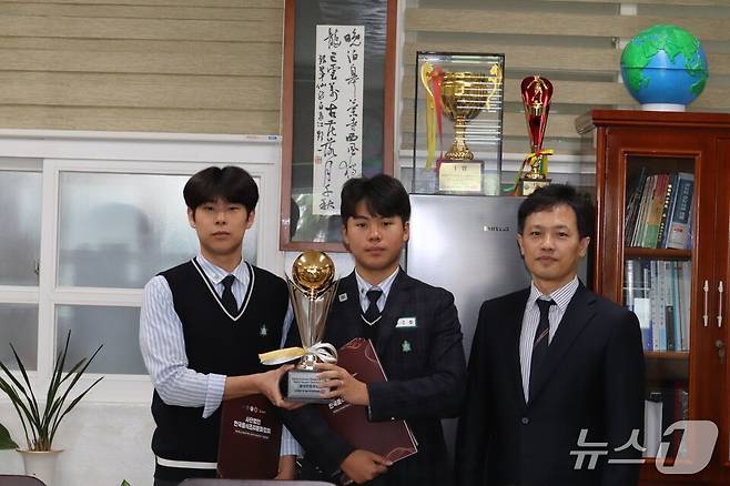 목포고 황은찬·권아준 학생이 '2025 대한민국 챌린지컵 국제요리 경연 대회'에서 금상을 수상 한 뒤 지도교사와  함께 기념사진을 찍고 있다. (전남도교육청 제공, 재판매 및 DB 금지)