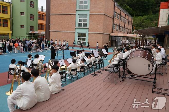 화순초 학생들의 버스킹 연주회 장면 (전남도교육청 제공, 재판매 및 DB 금지)