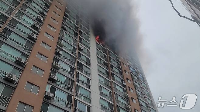 24일 오전 부산 해운대구 반여동 아파트 화재 현장.(부산소방재난본부 제공. 재판매 및 DB 금지)