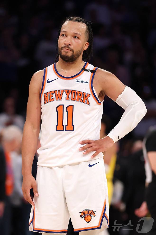 뉴욕 닉스 제일런 브런슨이 24일(한국시간) 열린 2024-25 NBA 플레이오프 동부 콘퍼런스 결승 2차전에서 인디애나 페이서스에 109-114로 패한 뒤 아쉬워하고 있다. ⓒ AFP=뉴스1