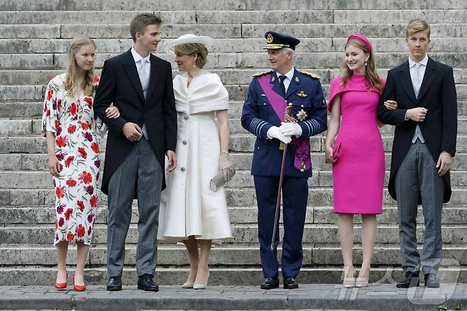 21일 벨기에 국경일을 맞아 브뤼셀 '성 미카엘과 성녀 구들라 대성당'에서 미사를 마친 필리프 벨기에 국왕 일가가 기념 사진을 찍고 있다. 왼쪽부터 엘레노어 공주, 가브리엘 왕자, 마틸드 왕비, 필리프 국왕, 왕세녀 엘리자베트, 엠마누엘 왕자이다. 국경일은 1830년 네덜란드로부터 독립을 기념하는 날이다. 2024.07.21 ⓒ AFP=뉴스1 ⓒ News1 박재하기자