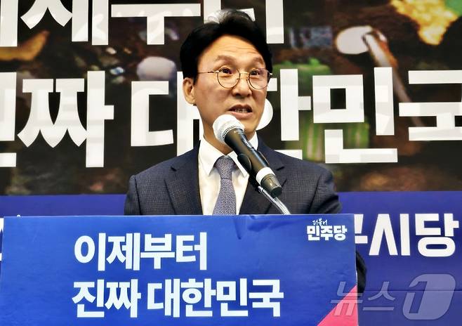 김민석 더불어민주당 상임공동선대위원장 겸 수석최고위원이 6일 대구 중구 삼덕동 민주당 대구시당에서 열린 '제21대 대통령선거 진짜대한민국 대구시당 선거대책위원회의'에 참석해 발언하고 있다. ⓒ News1 남승렬 기자