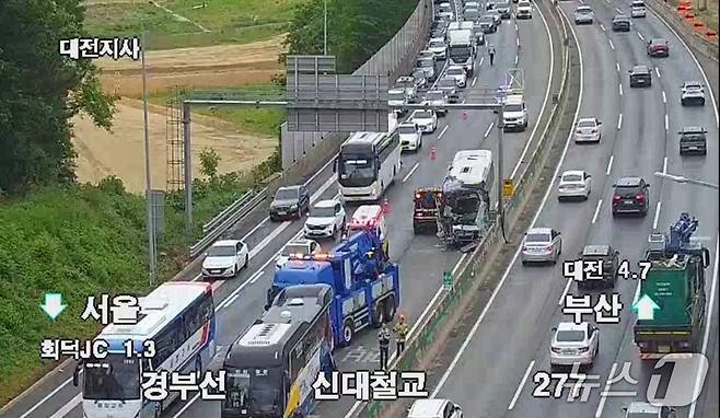 대전 경부고속도로 회덕JC 인근 교통사고 현장. (도로공사 CCTV 갈무리) / 뉴스1