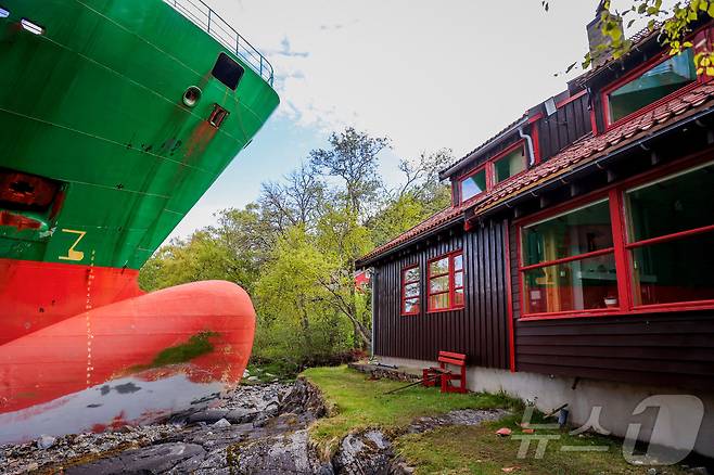 22일(현지시간) 노르웨이 트론헤임만 바이네세트지역에 135m 길이의 화물선이 좌초해 해안가 주택과 충돌할 뻔한 일이 발생했다. 2025.05.22 ⓒ 로이터=뉴스1 ⓒ News1 정지윤 기자