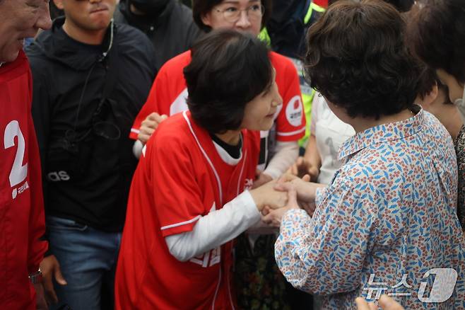 김문수 국민의힘 대통령 후보의 배우자 설난영 여사가 24일 대구 서문시장을 찾았다(국민의힘 제공).