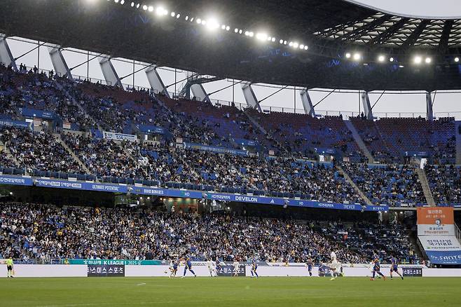 울산 문수축구경기장에 모인 축구팬들. (한국프로축구연맹 제공)