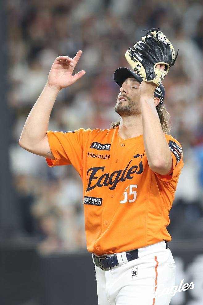 한화 와이스가 23일 대전 한화생명 볼파크에서 열린 2025 KBO리그 롯데전에서 8회 수비를 마친 후 세리머니를 하고 있다. 사진 | 한화 이글스