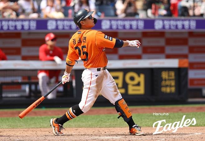 한화 김태연이 17일 대전 한화생명 볼파크에서 열린 2025 KBO리그 SSG와 더블헤더 1차전에서 2루타를 치고 있다. 사진 | 한화 이글스