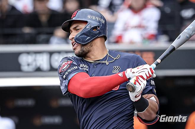 롯데 레이예스가 24일 대전 한화생명 볼파크에서 열린 2025 KBO리그 한화전에서 안타를 때리고 있다. 사진 | 롯데 자이언츠