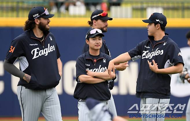 폰세 껌딱지 문동주는 통역을 가운데 두고 궁금한 것들을 물어보며 이날도 하나 더 배웠다.