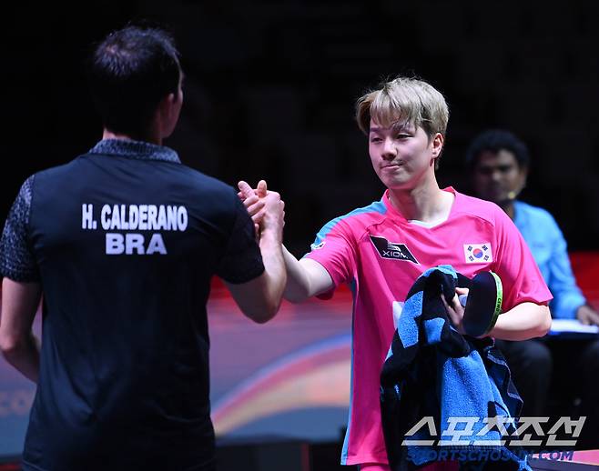 안재현이 23일 카타르 도하 루사일 아레나에서 열린 2025 국제탁구연맹(ITTF) 세계선수권대회 남자단식 8강 브라질 휴고 칼데라노와 경기 후 인사를 하고 있다. 2025. 5. 23.  사진공동취재단