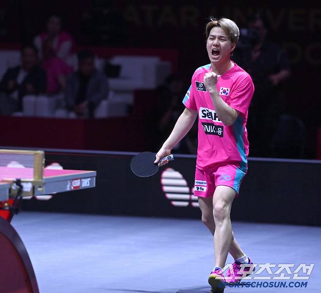 안재현이 23일 카타르 도하 루사일 아레나에서 열린 2025 국제탁구연맹(ITTF) 세계선수권대회 남자단식 8강 브라질 휴고 칼데라노와 경기에서 득점 후 환호하고 있다.  2025. 5. 23.  사진공동취재단