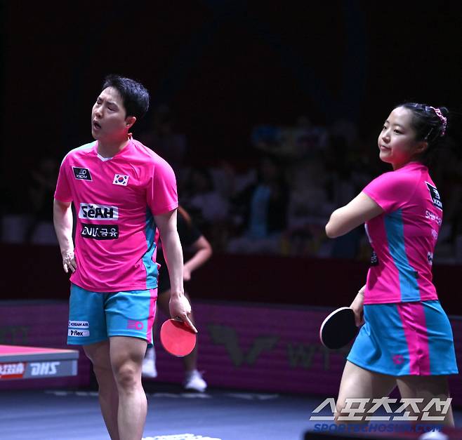 임종훈, 신유빈이 23일 카타르 도하 루사일 아레나에서 열린 2025 국제탁구연맹(ITTF) 세계선수권대회 혼합복식 4강 중국 쑨잉사 - 왕추친과 경기에서 실점 후 아쉬워하고 있다. 2025. 5. 23.  사진공동취재단