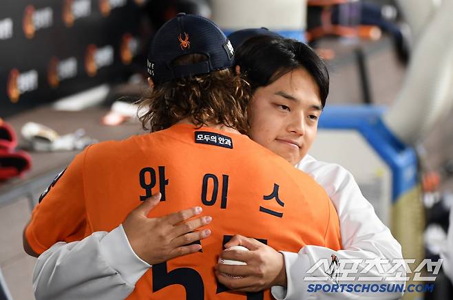 문동주는 연패에서 팀을 구한 선발 와이스를 따뜻하게 안아줬다.
