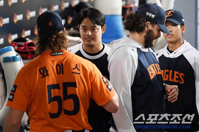 폰세 이어 문동주, 황준서까지 와이스를 찾아 포옹을 나눴다.