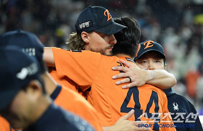 승리를 지켜준 마무리 김서현과 뜨거운 포옹.