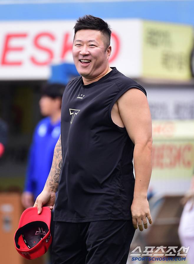 23일 대구 삼성라이온즈파크에서 열린 KBO리그 삼성과 KIA의 경기. 삼성 선수들과 인사를 나누고 있는 KIA 최형우. 대구=송정헌 기자songs@sportschosun.com/2025.05.23/