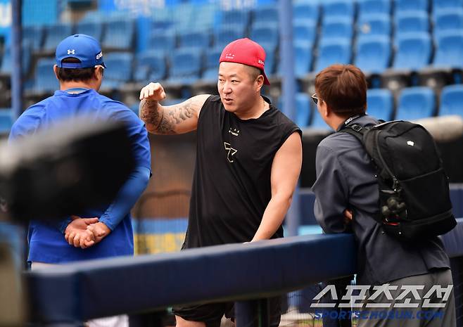 박한이 코치, 채태인 해설위원과 이야기를 나누고 있는 최형우.