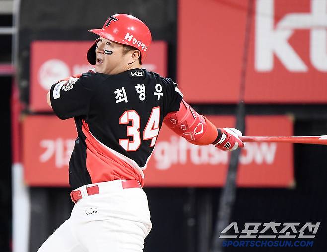 21일 수원 KT위즈파크에서 열린 KIA-KT전. 5회초 1사 1루 최형우가 2루타를 치고 있다. 수원=정재근 기자 cjg@sportschosun.com/2025.5.21/