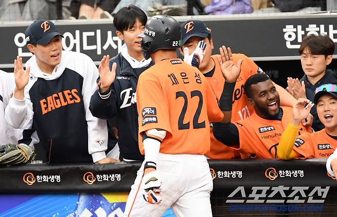 24일 대전 한화생명볼파크에서 열린 한화 이글스와 롯데 자이언츠의 경기. 5회말 2사 1루 한화 채은성이 투런포를 날린 뒤 환호하고 있다. 대전=박재만 기자 pjm@sportschosun.com/2025.05.24/