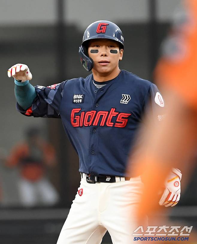 24일 대전 한화생명볼파크에서 열린 한화 이글스와 롯데 자이언츠의 경기. 7회초 무사 2,3루 롯데 장두성이 적시타를 날린 뒤 환호하고 있다. 대전=박재만 기자 pjm@sportschosun.com/2025.05.24/