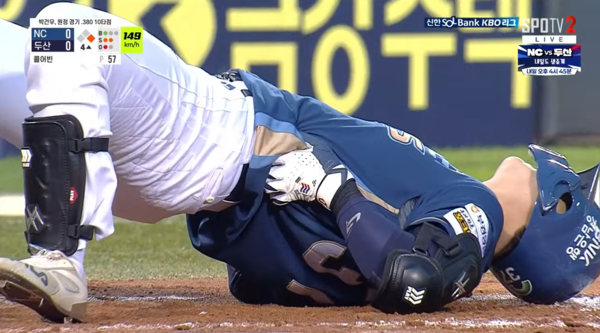 4회초 어빈의 사구에 옆구리를 맞은 박건우. ⓒSOPTV2 중계화면 캡처