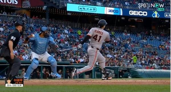 헛스윙을 하며 포수 송구방해를 기록한 윌머 플로레스. ⓒSPOTV 중계화면 캡처