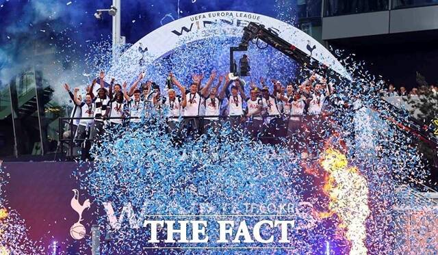 팬들과 함께 다시한번 우승 세리머니를 하는 토트넘 선수단./토트넘